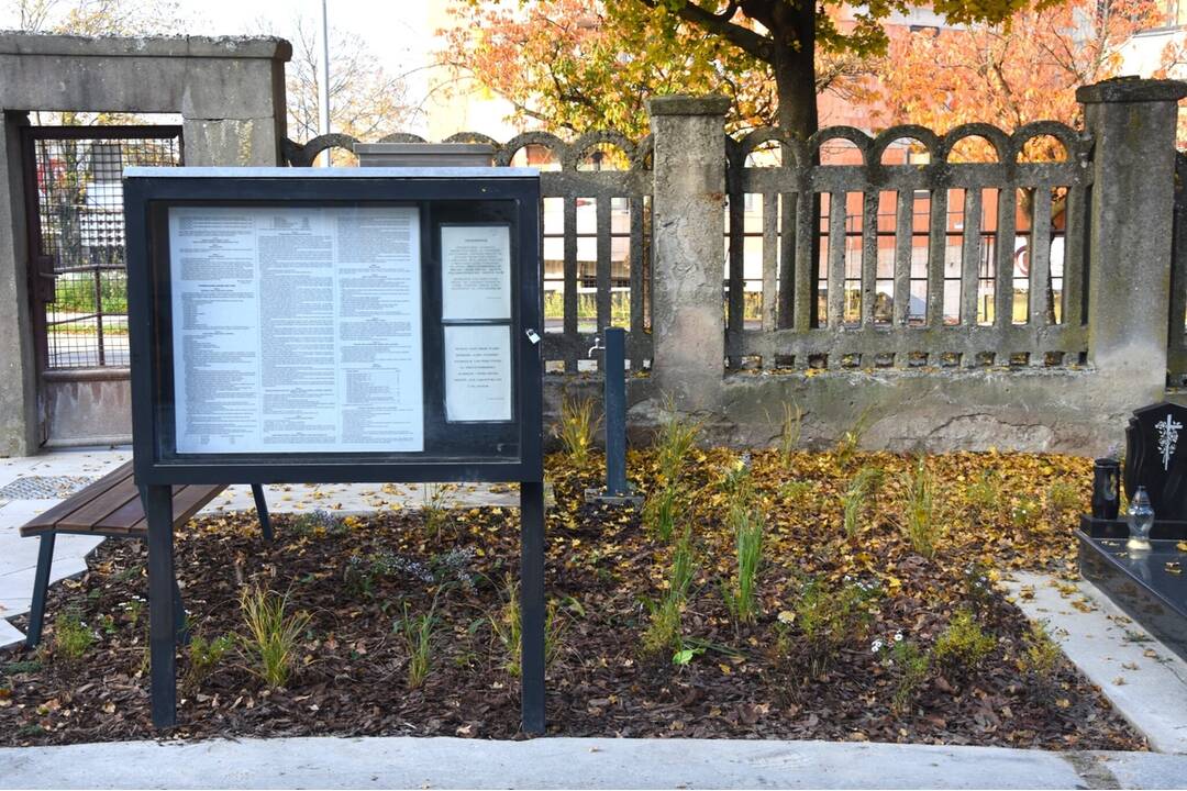 FOTO: Cintorín uprostred mesta Trenčín, dostal dôstojnejší vzhľad a pribudli aj praktické pomôcky, foto 1