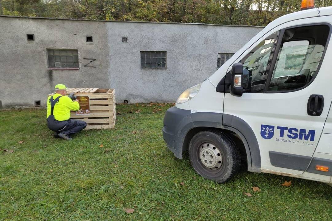 FOTO: V Dubnici nad Váhom pribudli ježoviská. Drevené ohrádky majú slúžiť pre ježkov, nie pre odpadky, žiada mesto, foto 2