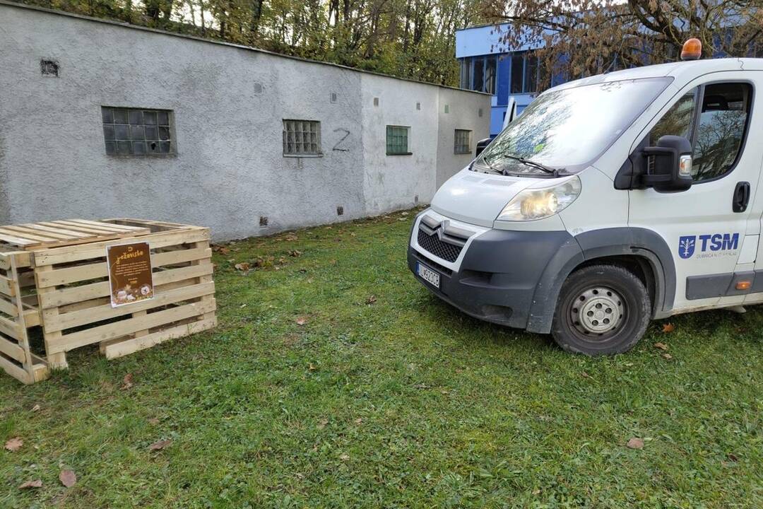 FOTO: V Dubnici nad Váhom pribudli ježoviská. Drevené ohrádky majú slúžiť pre ježkov, nie pre odpadky, žiada mesto, foto 3