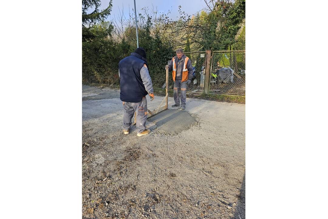 FOTO: V Púchove museli opravovať cestu dvakrát. Zničili ju vodiči svojimi autami, foto 3