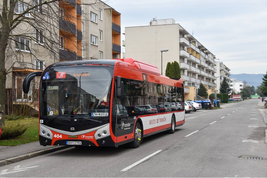 FOTO: Trenčania podpisujú petíciu za návrat starého grafikonu MHD, foto 3