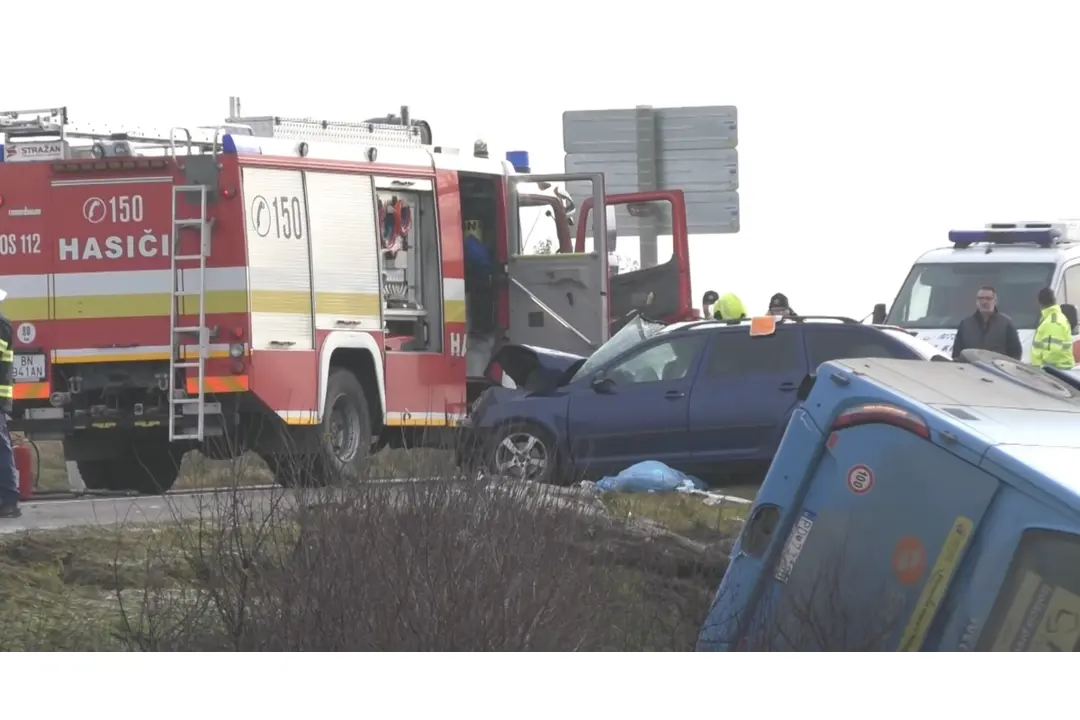 FOTO: Vážna dopravná nehoda auta a autobusu pri Bánovciach nad Bebravou. Nehodu neprežila jedna osoba, foto 3