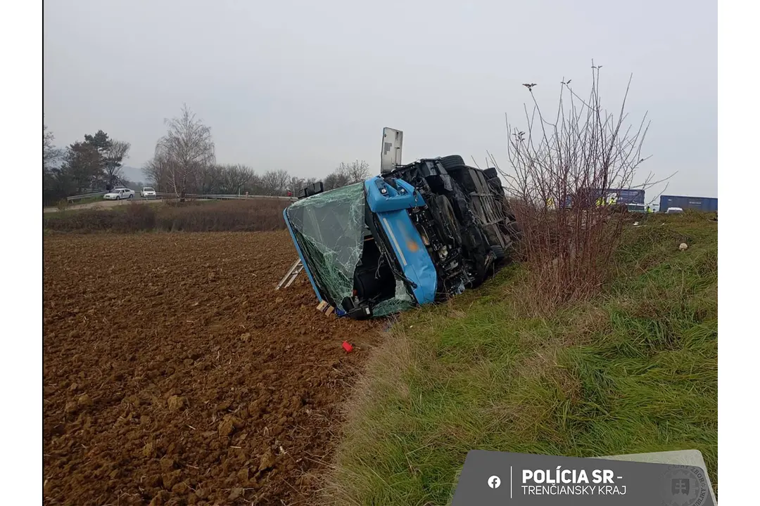 FOTO: Vážna dopravná nehoda auta a autobusu pri Bánovciach nad Bebravou. Nehodu neprežila jedna osoba, foto 6