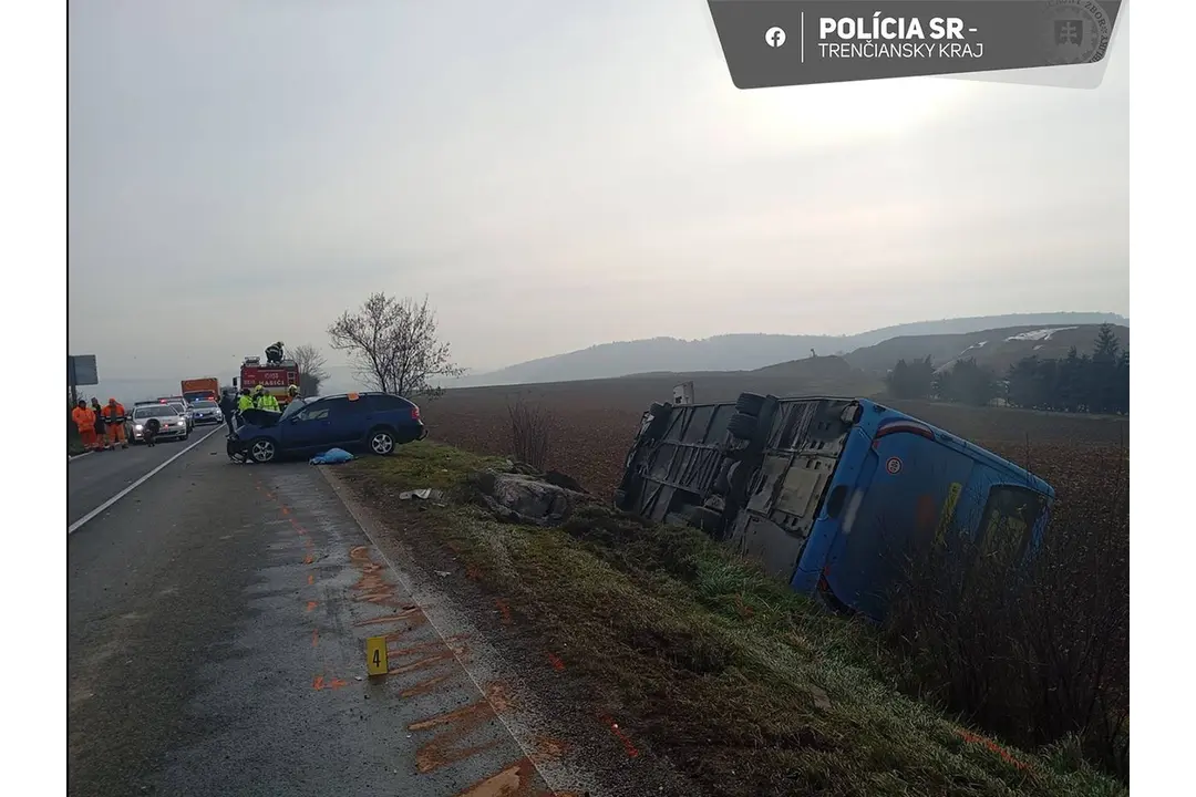 FOTO: Vážna dopravná nehoda auta a autobusu pri Bánovciach nad Bebravou. Nehodu neprežila jedna osoba, foto 7