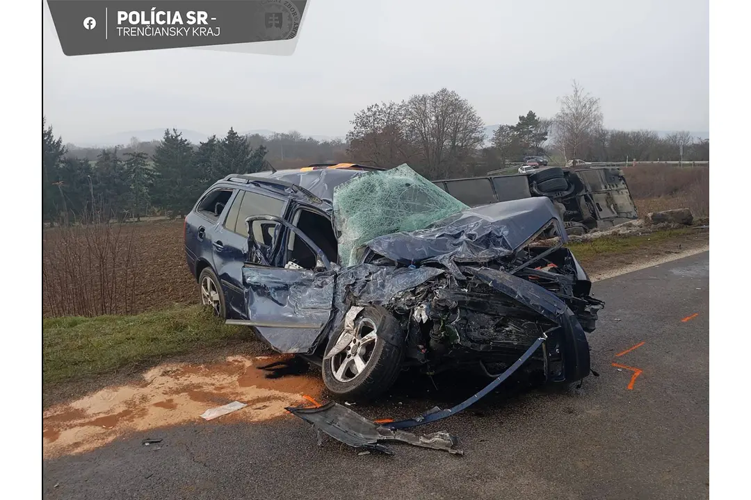 FOTO: Vážna dopravná nehoda auta a autobusu pri Bánovciach nad Bebravou. Nehodu neprežila jedna osoba, foto 8