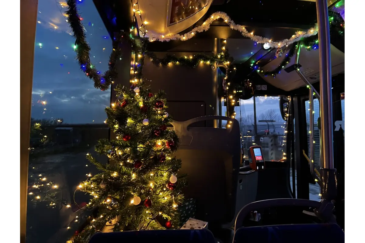 FOTO: Vianočne vysvietený autobus MHD brázdi ulice Trenčína. Jeho presná trasa je prekvapením, foto 1