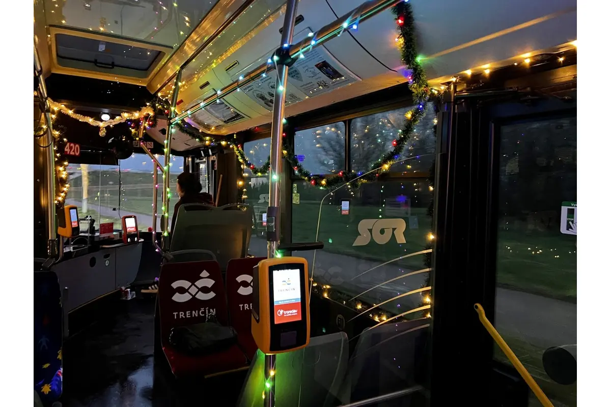 FOTO: Vianočne vysvietený autobus MHD brázdi ulice Trenčína. Jeho presná trasa je prekvapením, foto 2