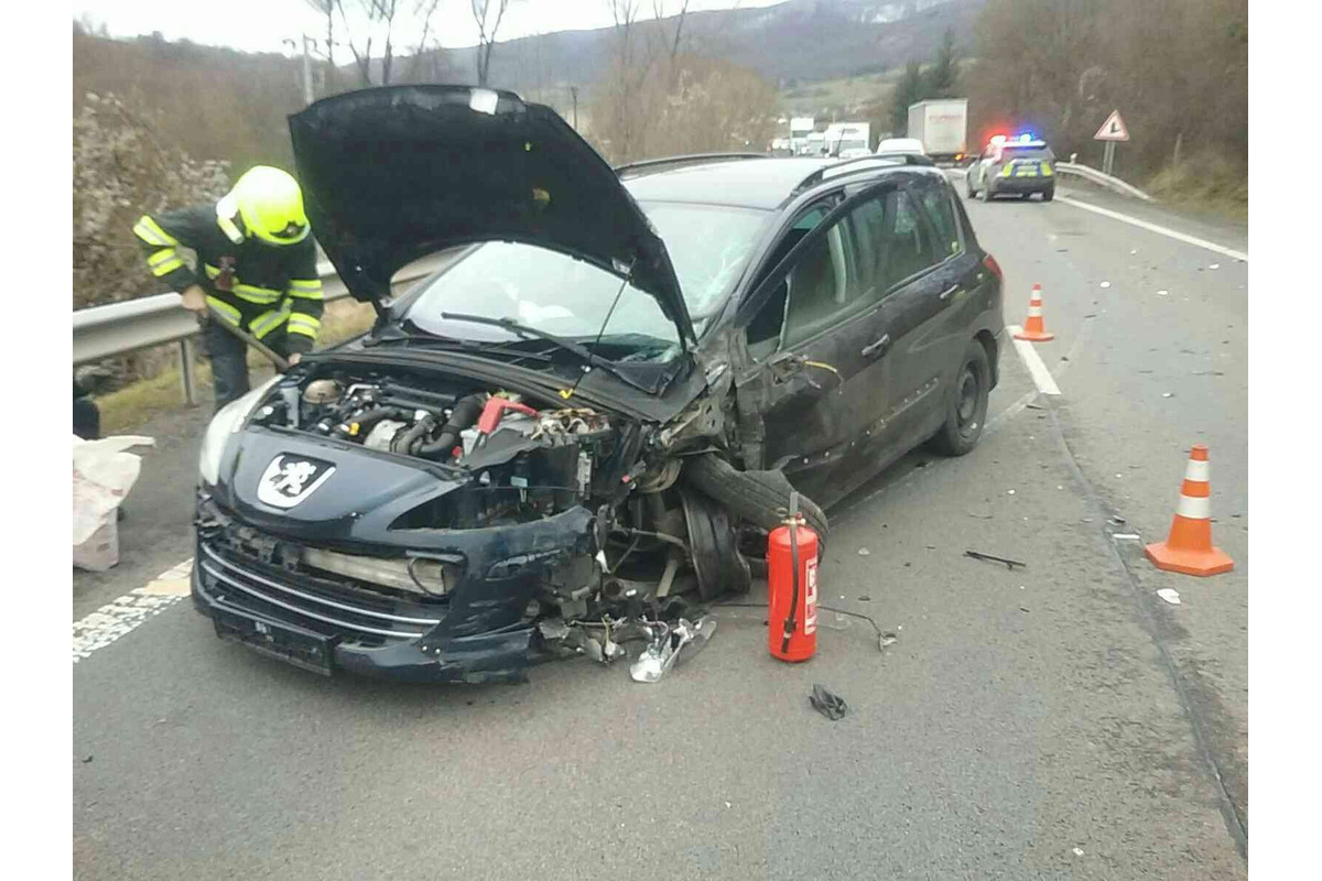 FOTO: Dopravná nehoda osobného auta a kamióna pri Handlovej si vyžiadala zranenie dvoch osôb, foto 2