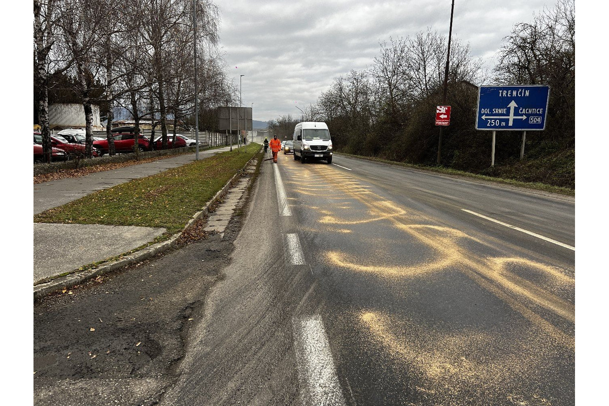 FOTO: Havarijná situácia v Novom Meste nad Váhom. Hydraulický olej z kamióna znečistil cestu v dĺžke 1,2 kilometra, foto 2