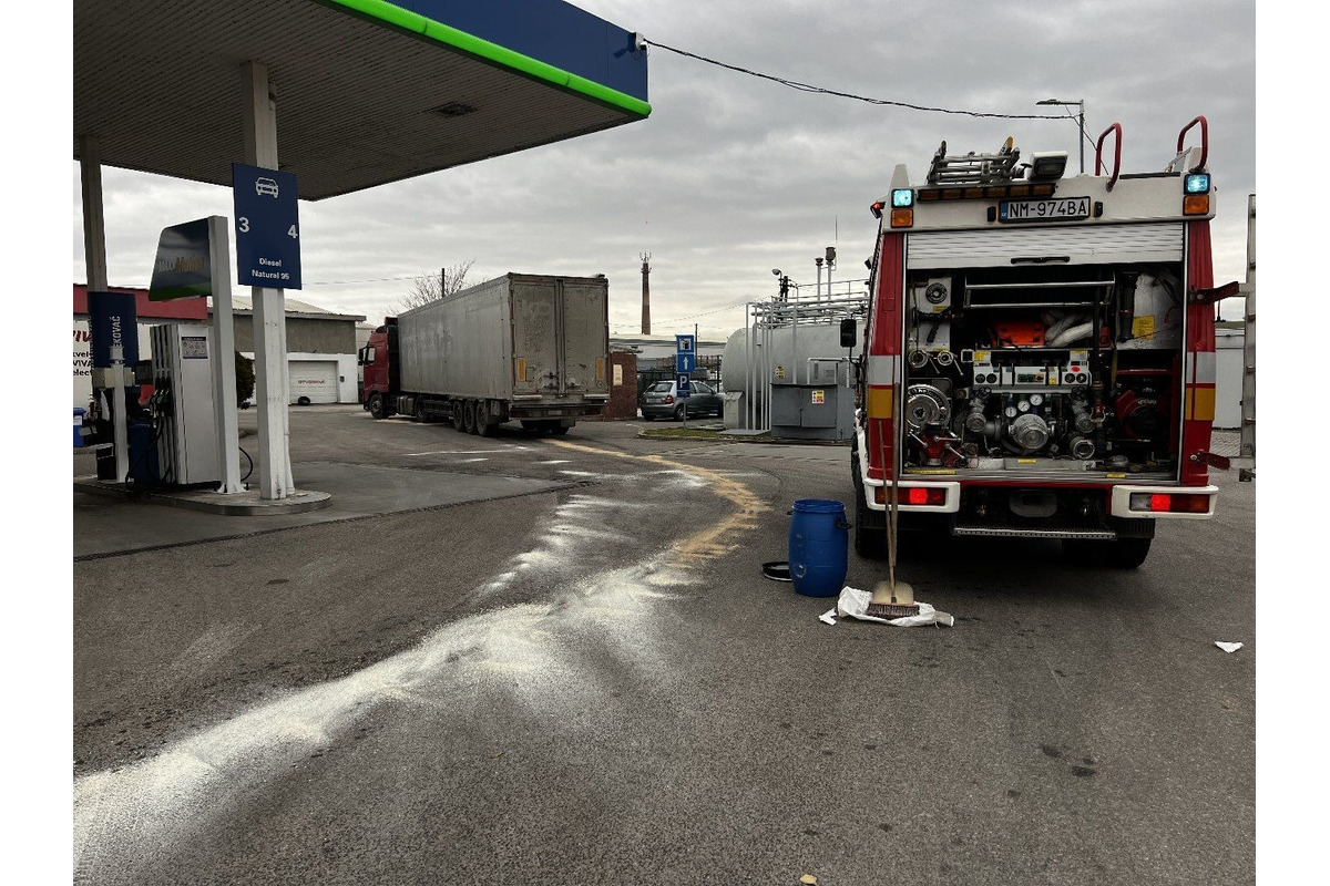 FOTO: Havarijná situácia v Novom Meste nad Váhom. Hydraulický olej z kamióna znečistil cestu v dĺžke 1,2 kilometra, foto 3