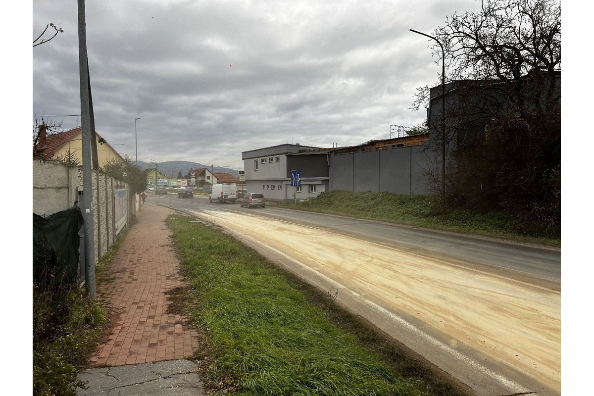 FOTO: Havarijná situácia v Novom Meste nad Váhom. Hydraulický olej z kamióna znečistil cestu v dĺžke 1,2 kilometra, foto 5