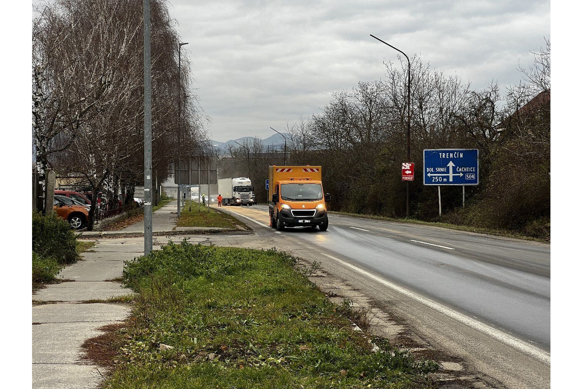 FOTO: Havarijná situácia v Novom Meste nad Váhom. Hydraulický olej z kamióna znečistil cestu v dĺžke 1,2 kilometra, foto 8