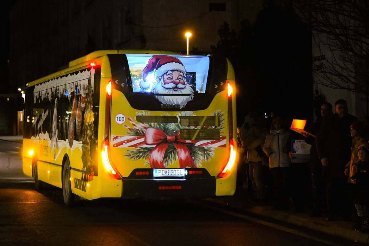 FOTO: Vianočný autobus robí radosť deťom aj dospelých v Partizánskom, foto 4