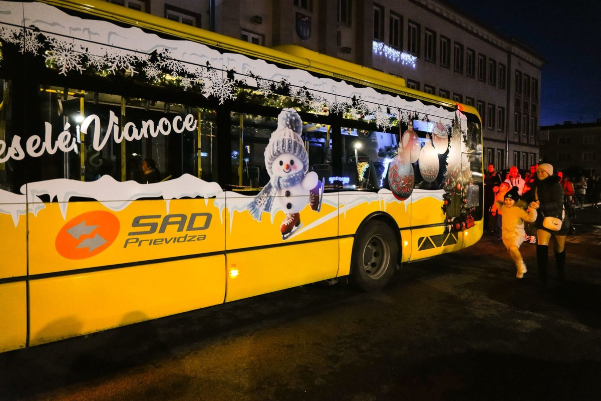 FOTO: Vianočný autobus robí radosť deťom aj dospelých v Partizánskom, foto 10