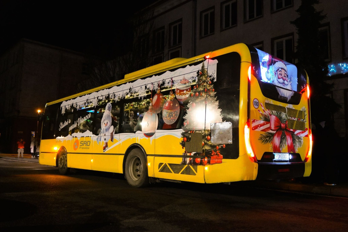 FOTO: Vianočný autobus robí radosť deťom aj dospelých v Partizánskom, foto 9