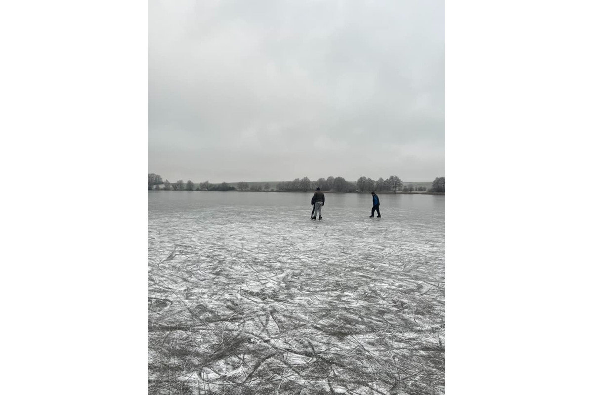 FOTO: Zľadovatená plocha na Bánovskej priehrade prilákala miestnych. Je to hazard so životom, tvrdia niektorí, foto 1