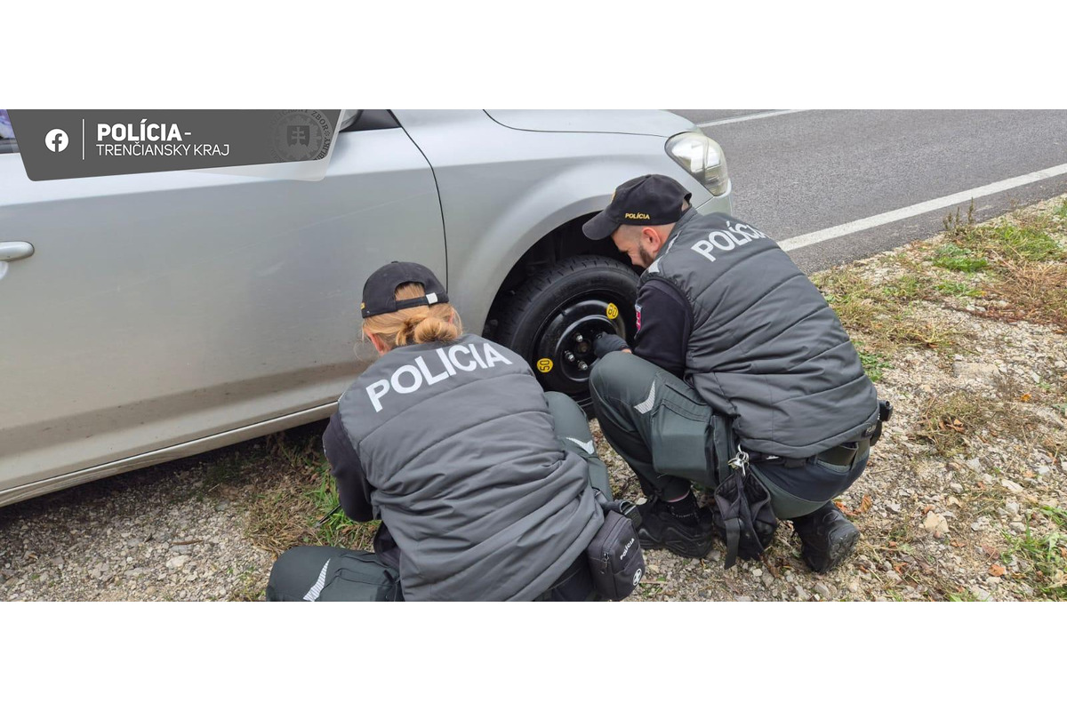 FOTO: Vodičke pomohla policajná hliadka z Trenčianskych Teplíc vymeniť koleso, foto 1