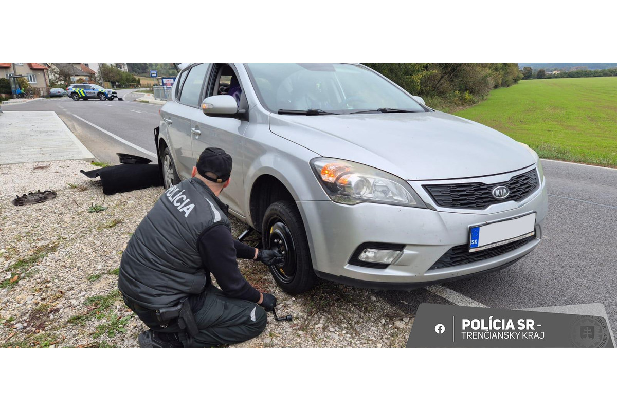 FOTO: Vodičke pomohla policajná hliadka z Trenčianskych Teplíc vymeniť koleso, foto 2