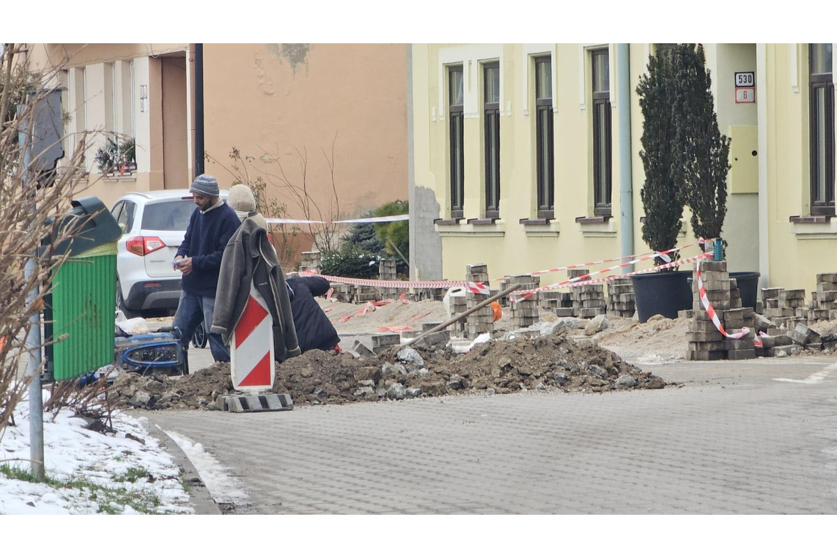 FOTO: Trenčianske Teplice na ceste k rýchlejšiemu internetu. Rozkopávky v meste pokračujú, foto 5