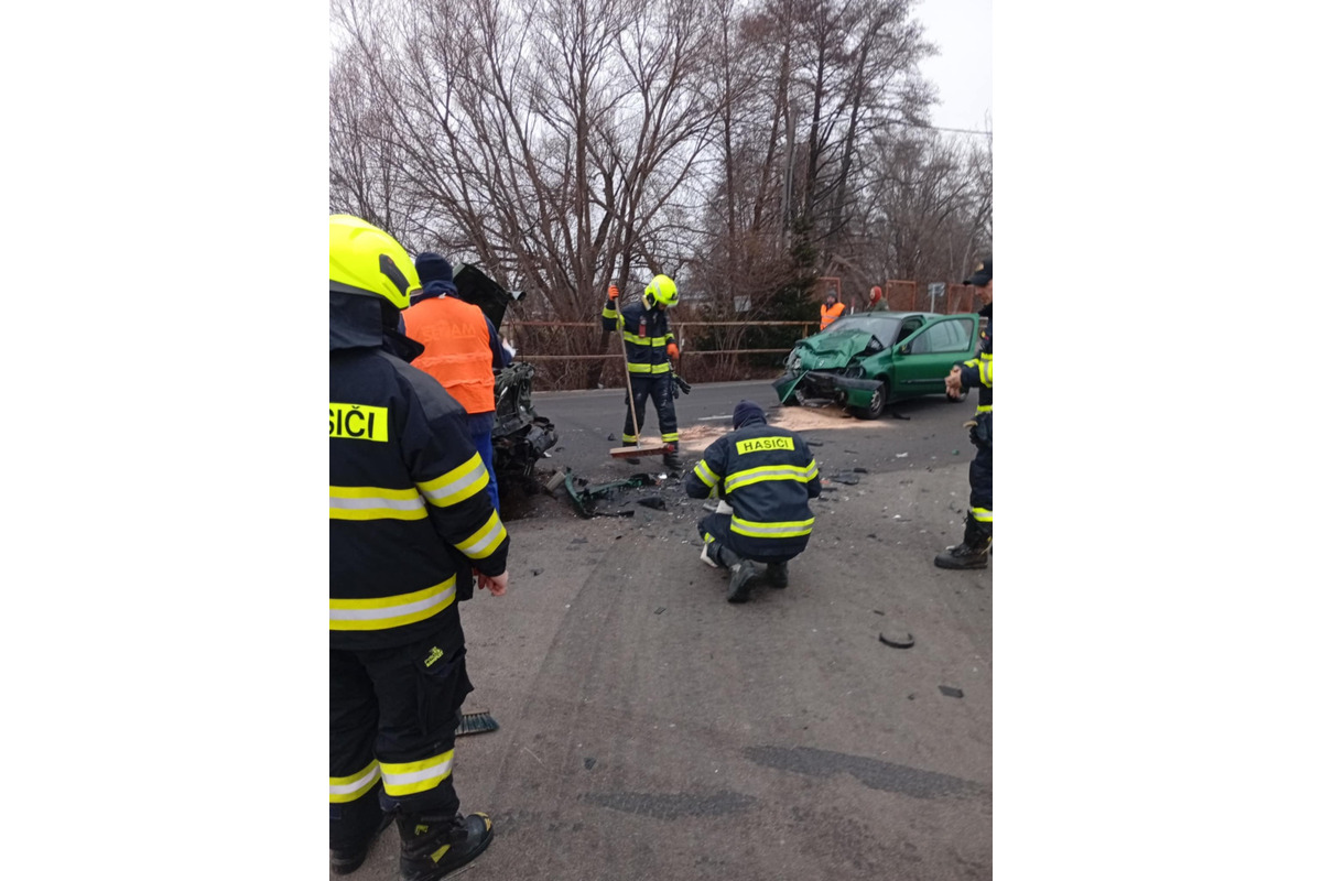 FOTO: Hasiči zasahovali pri čelnej zrážke v Nedožeroch-Brezanoch. Cesta bola neprejazdná, foto 4