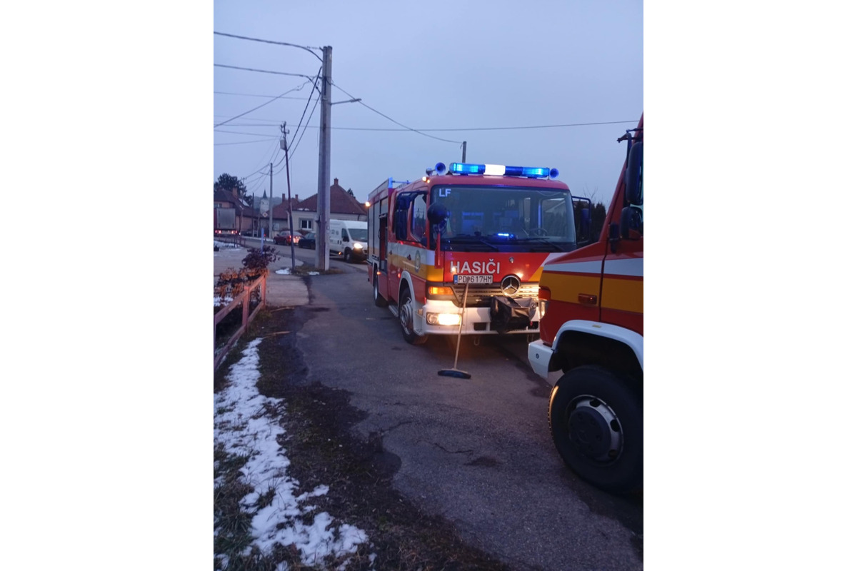 FOTO: Hasiči zasahovali pri čelnej zrážke v Nedožeroch-Brezanoch. Cesta bola neprejazdná, foto 6