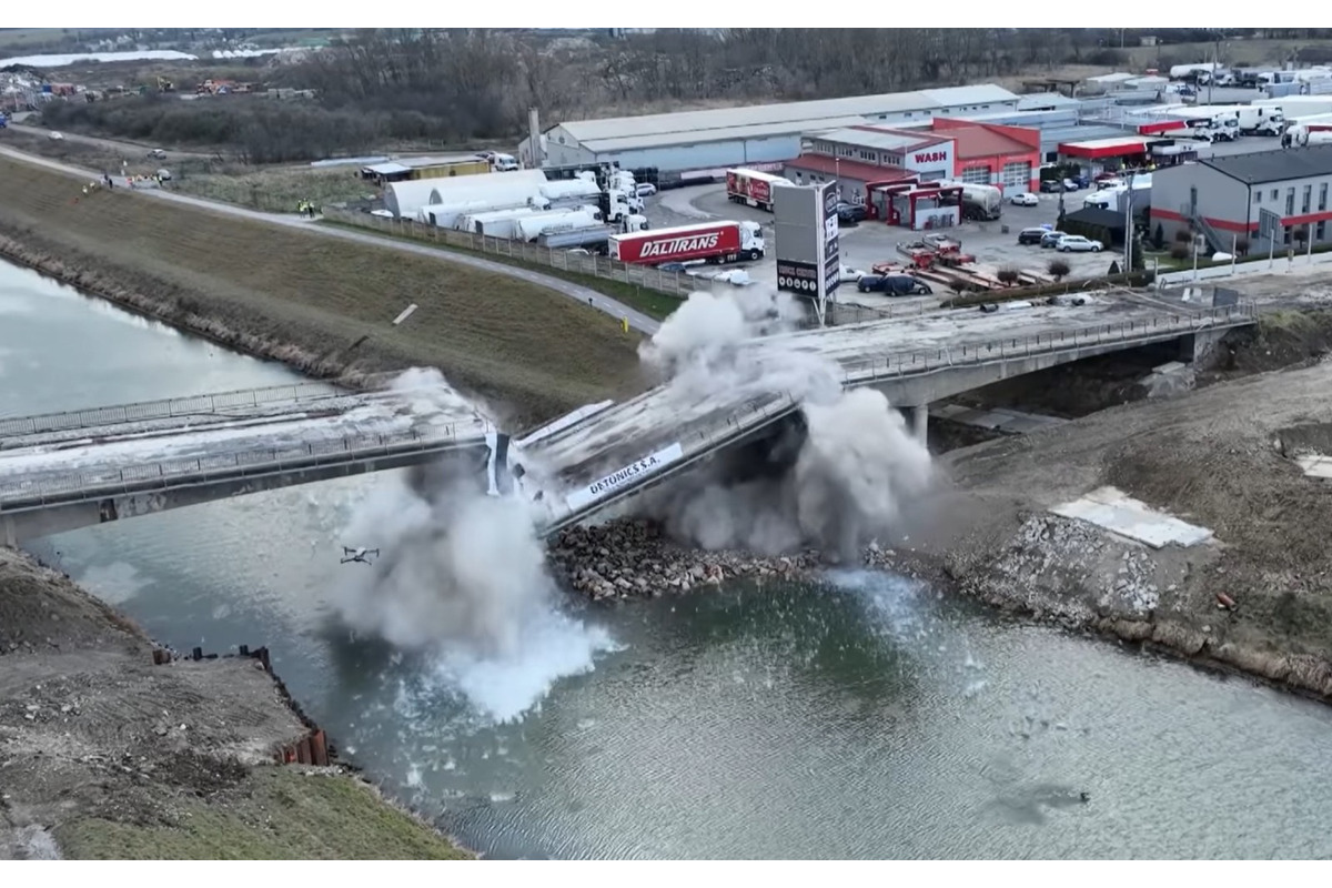 FOTO: Pyrotechnici zlikvidovali druhý most ponad Váha pri Trenčíne, foto 5