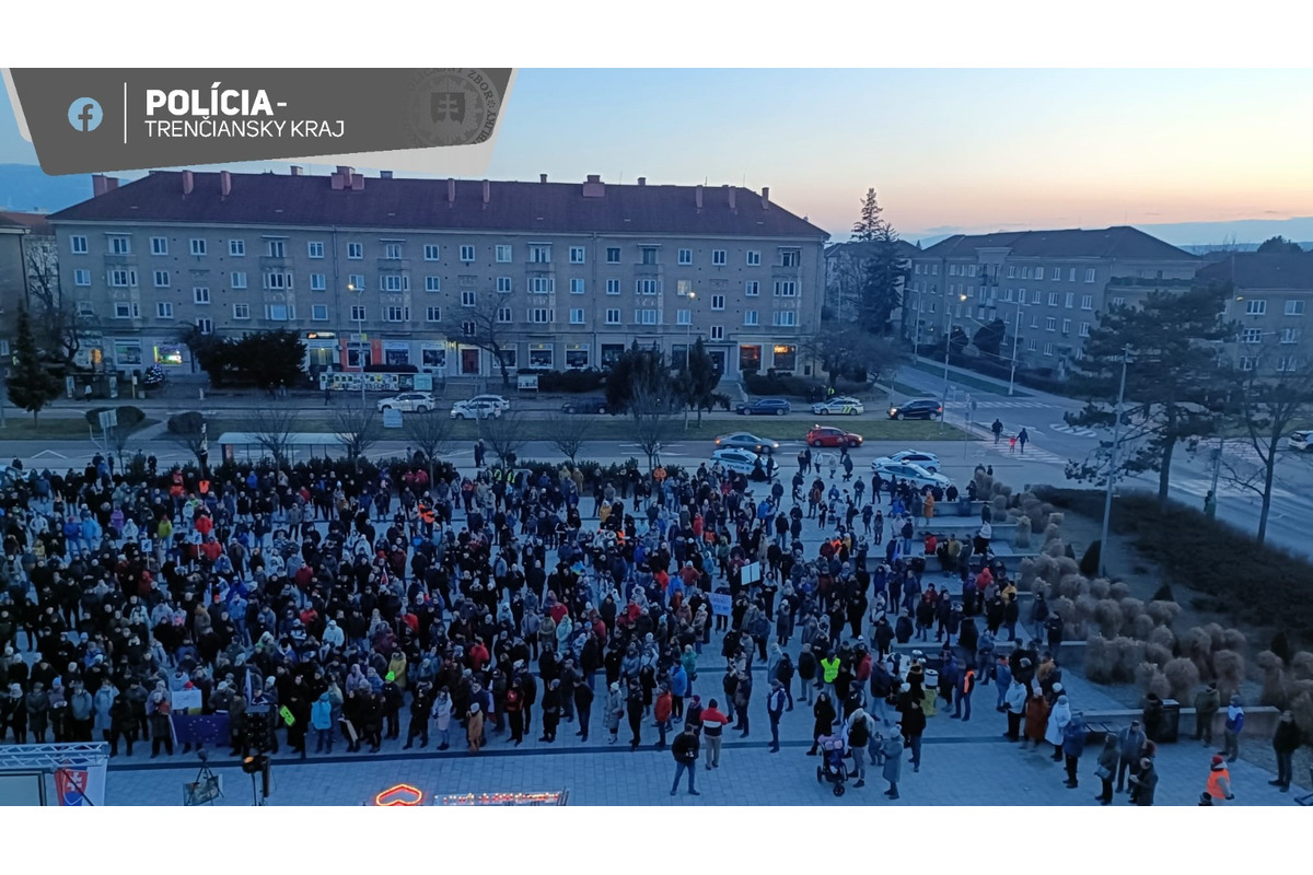 FOTO: Ulice v Trenčianskom kraji zaplnil protestujúci dav, pripomenul si pamiatku Jána a Martiny, foto 4