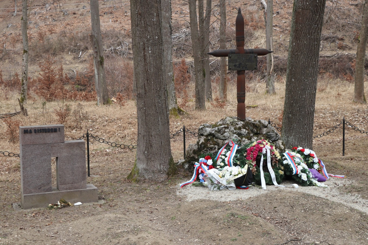 FOTO: Dubnica nad Váhom si pripomenula 80 rokov od tragédie, kedy brutálne zavraždili 26 Rómov, foto 1