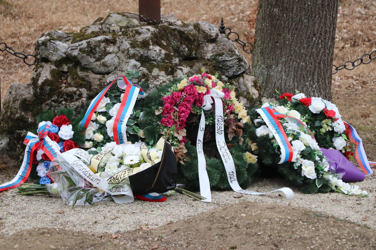 FOTO: Dubnica nad Váhom si pripomenula 80 rokov od tragédie, kedy brutálne zavraždili 26 Rómov, foto 4