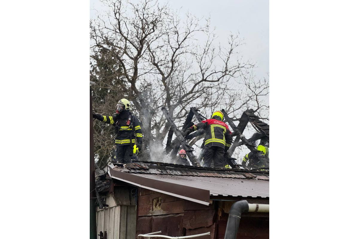 FOTO: Rodine v obci Poluvsie zhorela garáž priamo vo dvore, od chytili sa aj vedľajšie strechy, foto 1