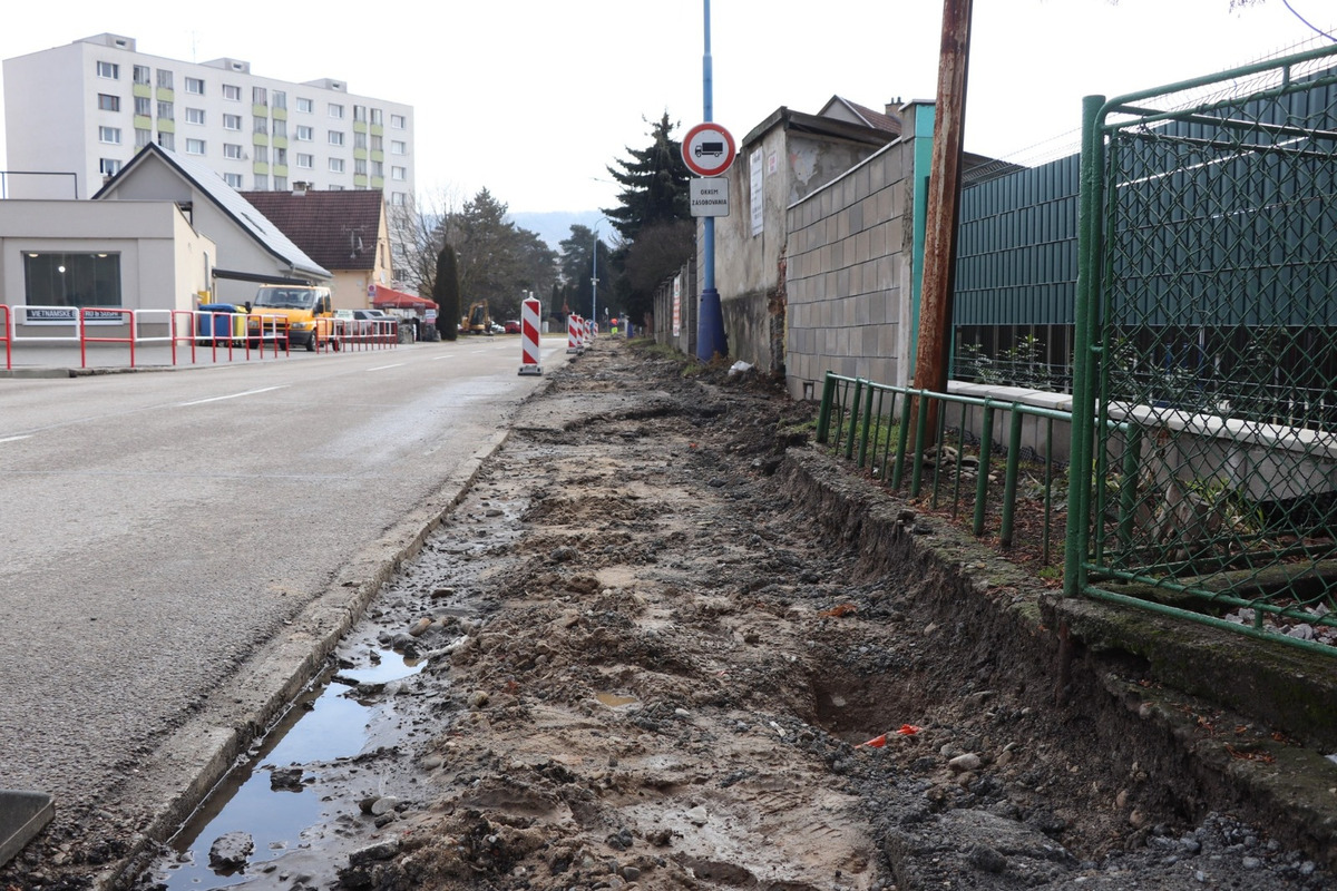 FOTO: Rekonštrukcia frekventovaného chodníka v Dubnici nad Váhom. Mesto investuje do bezpečnosti peších, foto 1