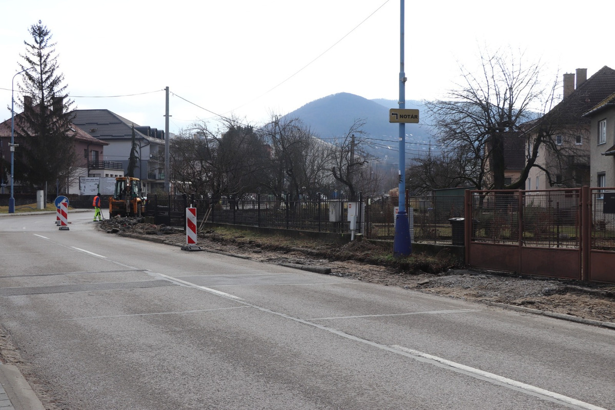 FOTO: Rekonštrukcia frekventovaného chodníka v Dubnici nad Váhom. Mesto investuje do bezpečnosti peších, foto 3