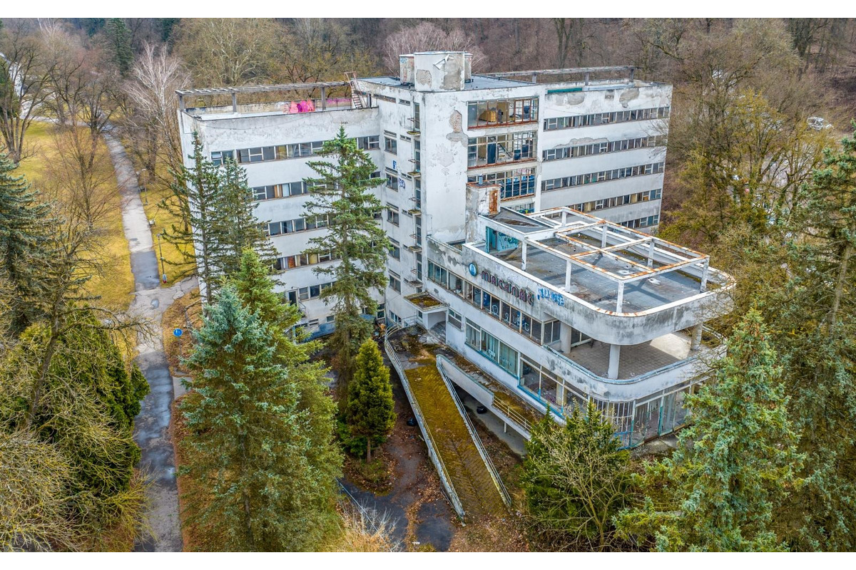 FOTO: Liečebný dom Machnáč v Trenčianskych Tepliciach chátra už 20 rokov, je na pokraji zániku, foto 11