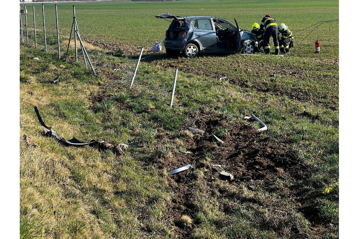 FOTO: Dopravná nehoda na diaľnici D1 pri obci Kočovce. Vodičku museli previezť do nemocnice, foto 2