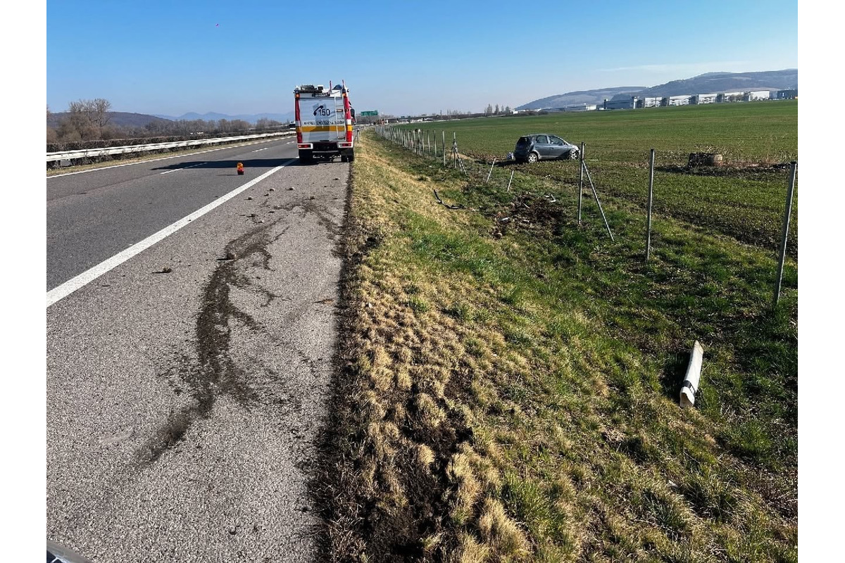 FOTO: Dopravná nehoda na diaľnici D1 pri obci Kočovce. Vodičku museli previezť do nemocnice, foto 3