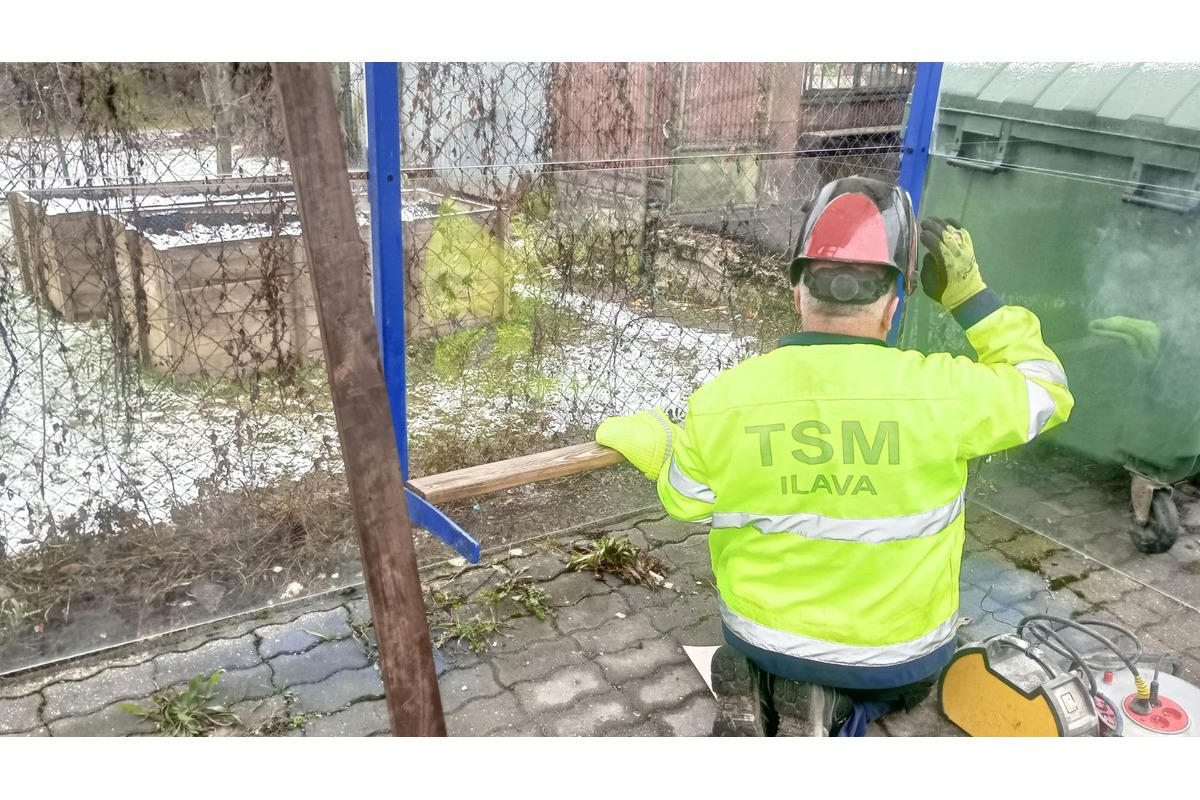 FOTO: Obnovená autobusová zastávka v Ilave nevydržala dlho, vandal ju o pár dní poškodil, foto 3