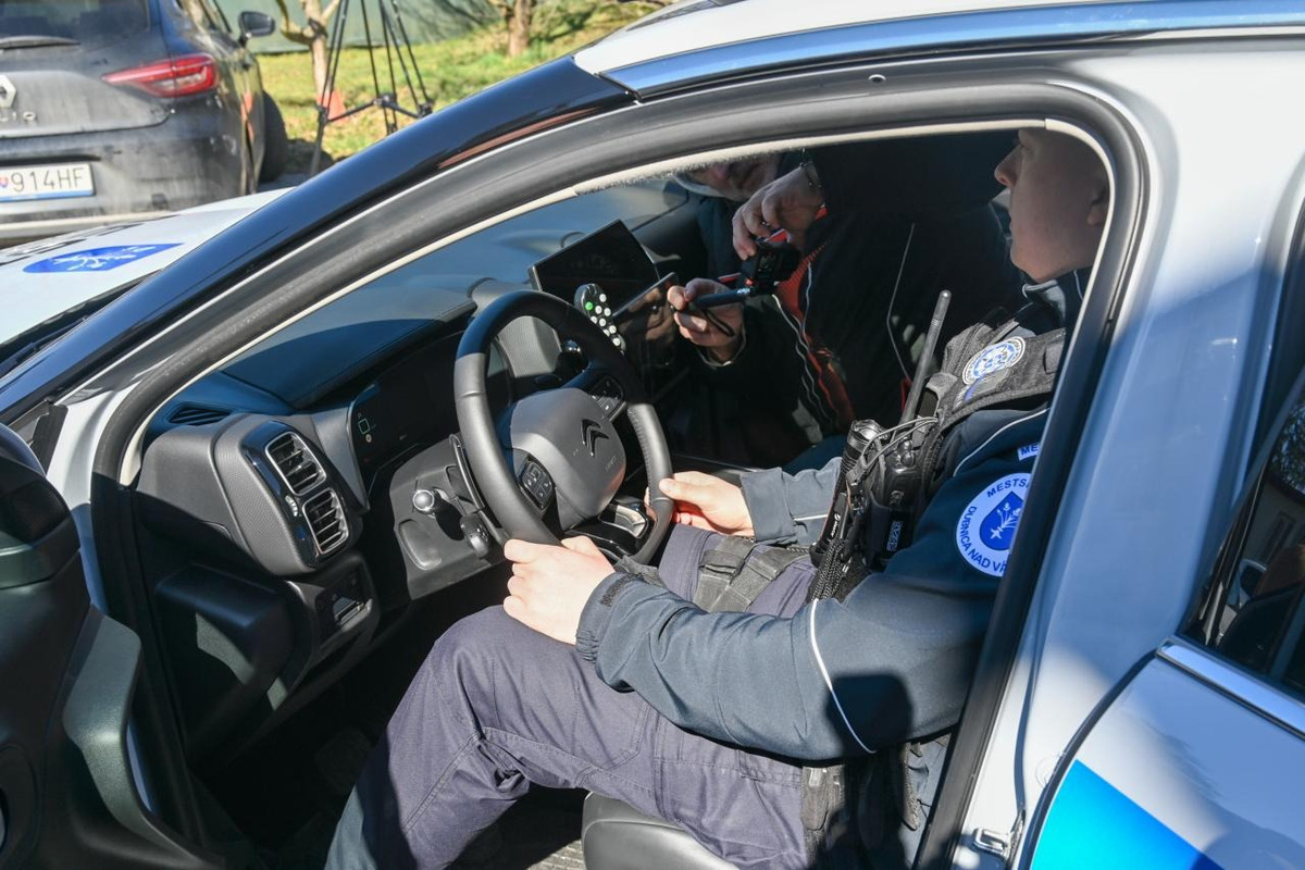 FOTO: Dubnická polícia ako prvá na Slovensku zavádza najmodernejšie telové kamery, foto 2