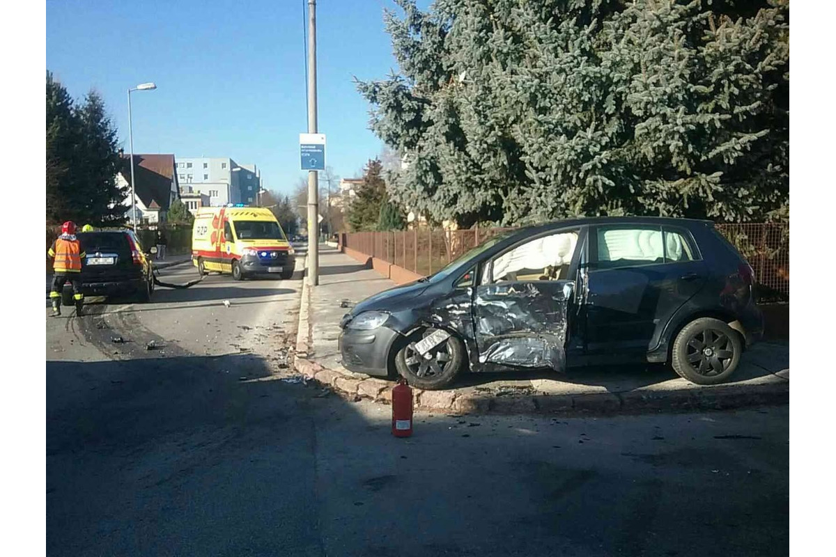 FOTO: Zrážka dvoch áut na križovatke v Trenčíne si vyžiadala zranenia troch ľudí, foto 1