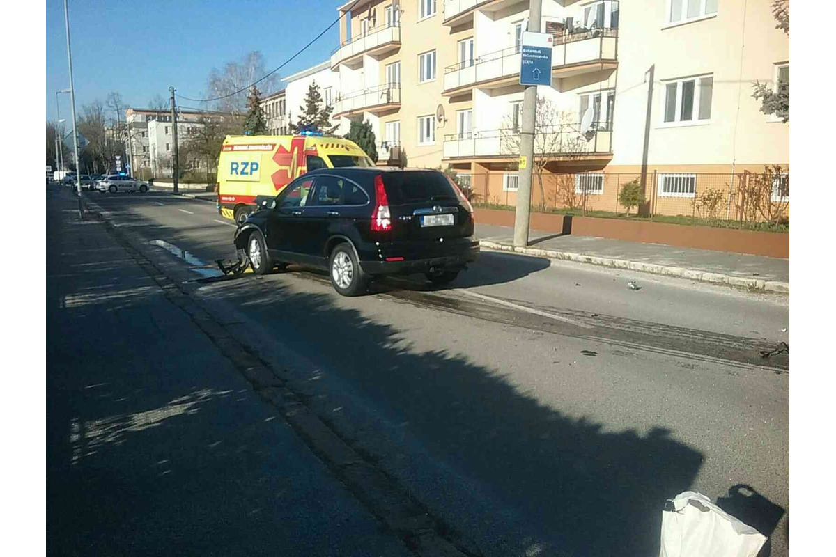 FOTO: Zrážka dvoch áut na križovatke v Trenčíne si vyžiadala zranenia troch ľudí, foto 2