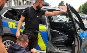 FOTO: Martina z Dubnice nad Váhom potešila návšteva policajtov, ich prácu veľmi obdivuje