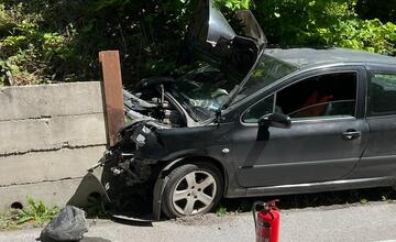 FOTO: Dobrovoľní hasiči z Nitrianskeho Pravna zasahovali pri dopravnej nehode