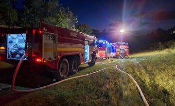 FOTO: Tragédia v Trenčianskych Tepliciach. Pri požiari záhradnej chaty našli telo bez známok života