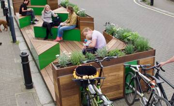 FOTO: Na Palackého ulici v Trenčíne bude prvý parklet