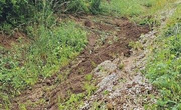 FOTO: Prívalové dažde potrápili Čavoj pri Prievidzi. V obci sa odtrhla cesta a zosunula pôda