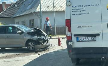 FOTO: Vážna dopravná nehoda v Trenčíne. Auto skončilo prevrátené na streche