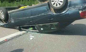 FOTO: Auto skončilo na streche, vodič mimo neho. Hrozivá nehoda na diaľnici D1 pri Dubnici nad Váhom