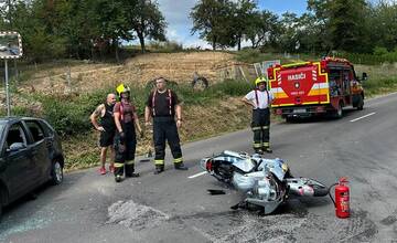 FOTO: Pri nehode motocykla s osobným autom medzi Nitrianskym Pravnom a Tužinou sa zranilo aj dieťa