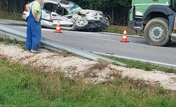 FOTO: Dopravná nehoda medzi Svinnou a Bánovcami nad Bebravou. Zrazil sa tam kamión s osobným autom