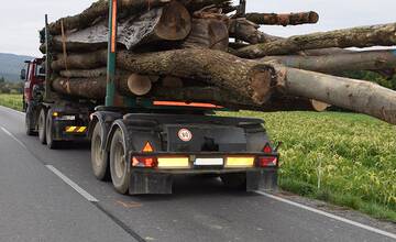 FOTO: Auto dostalo pri obiehaní šmyk, niekoľkokrát sa prevalilo a vodič na mieste zahynul 