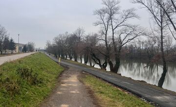 FOTO: Trenčanom sa nepozdáva nový asfaltový pás popri Váhu